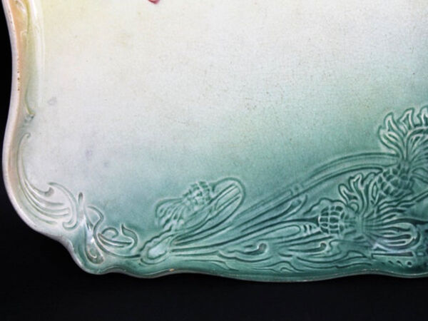 Assiette art nouveau en faïence à décor de fleurs vertes et roses 1900