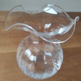 Glass ball vase with corolla
