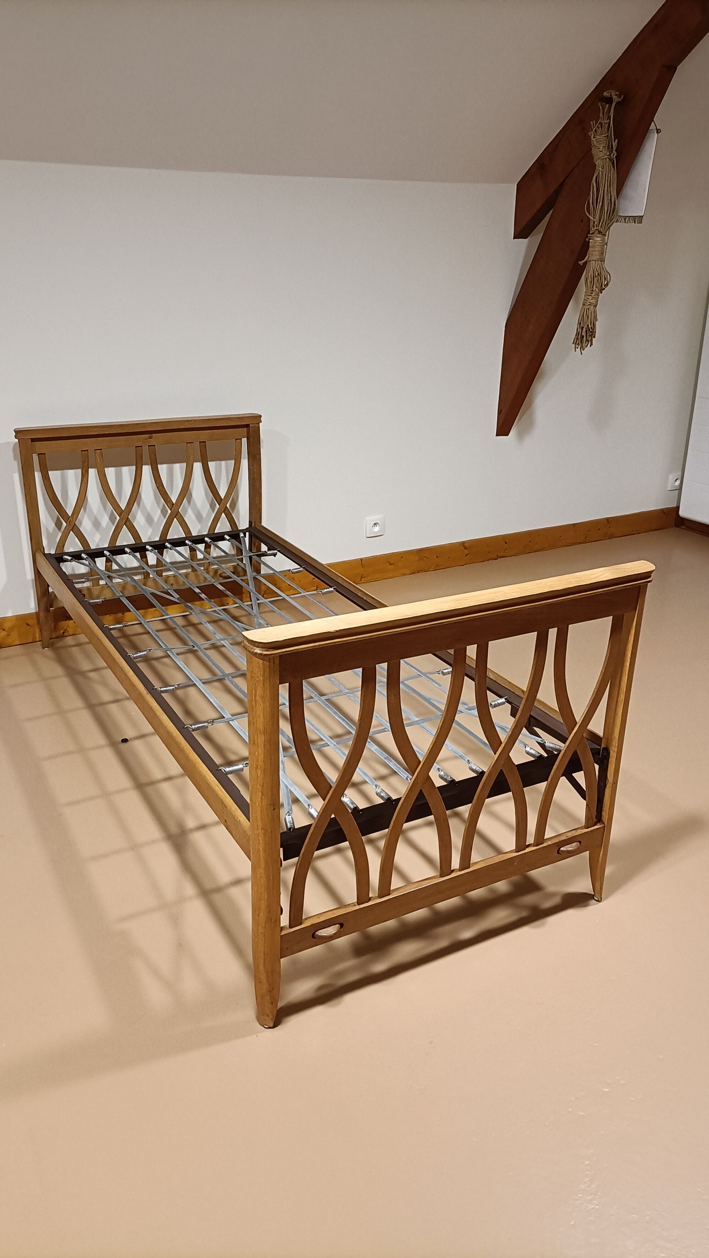 Vintage pull-out beds with cross-beams