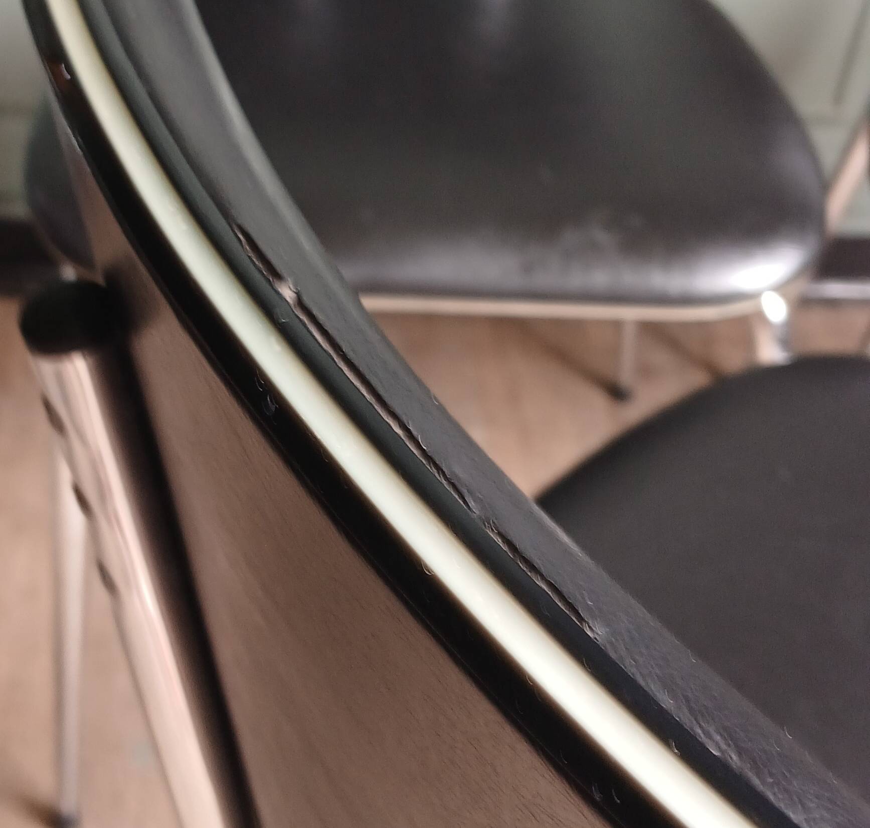 Suite de 4 chaises cuir synthétique noir & galon nacré