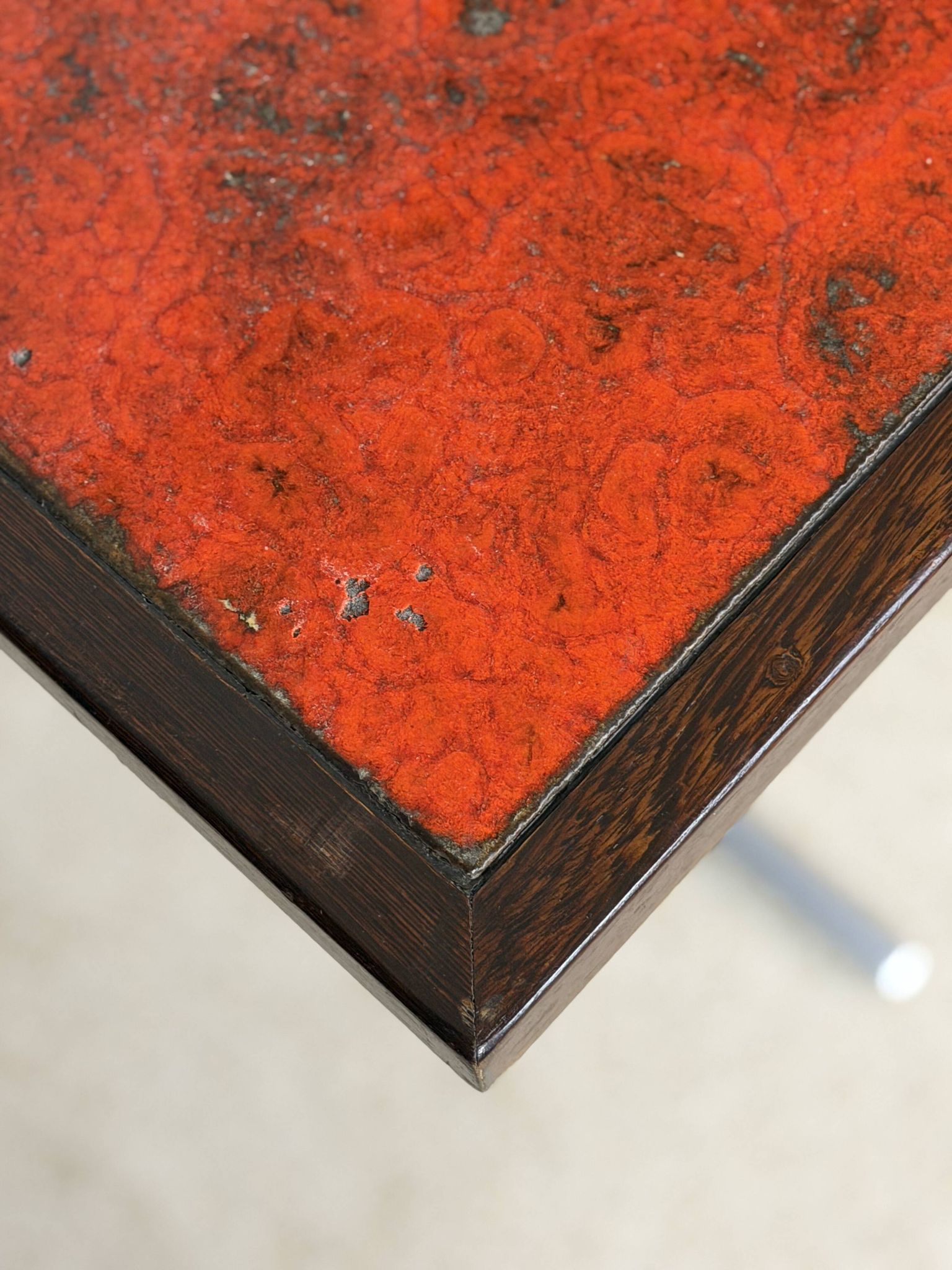 Table de bistrot vintage céramique rouge orangé