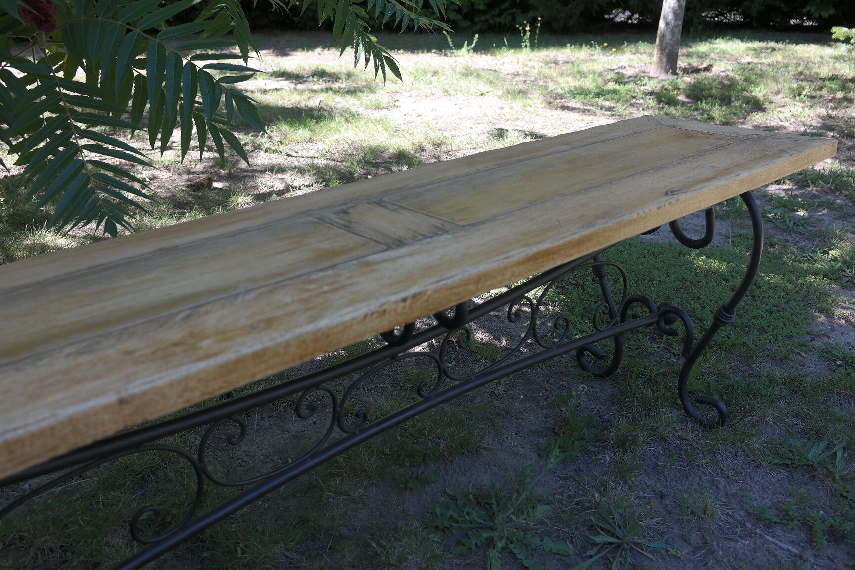 Pairs of benches in light wood and tubular metal