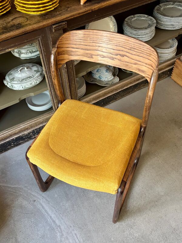 Chaise Baumann modèle ''Traîneau'' en bois foncé et coton ocre