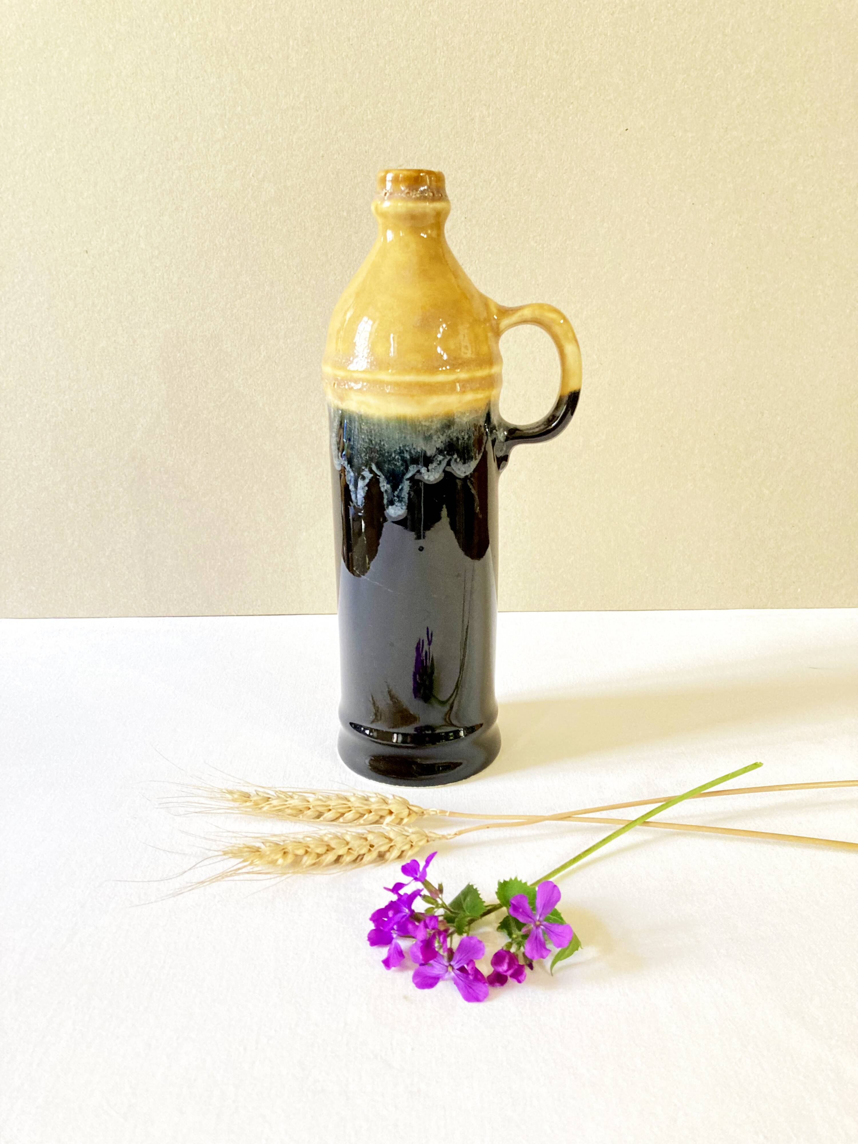 Enameled ceramic bottle with handle