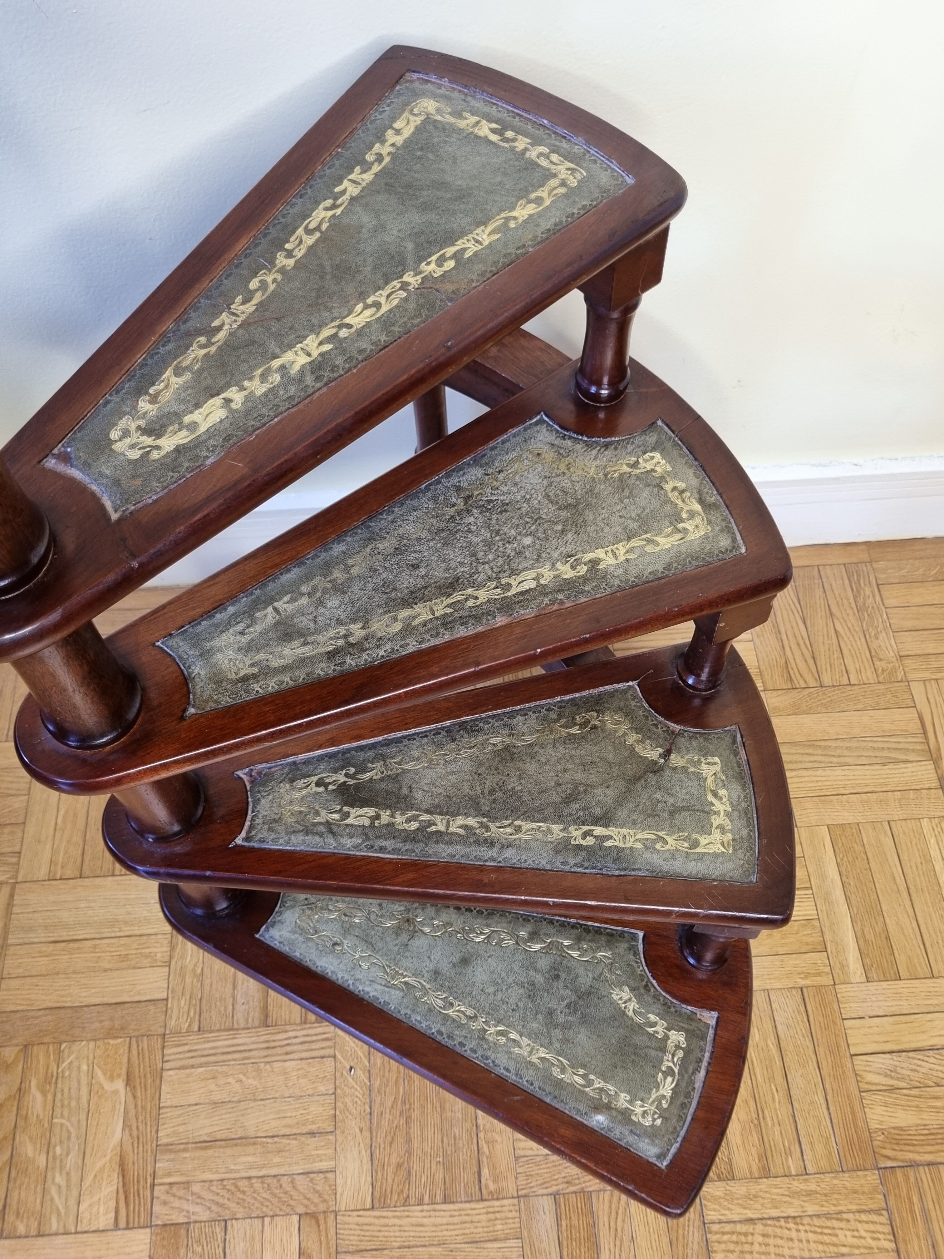 Victorian style mahogany style library staircase circa 1900, 118 cm