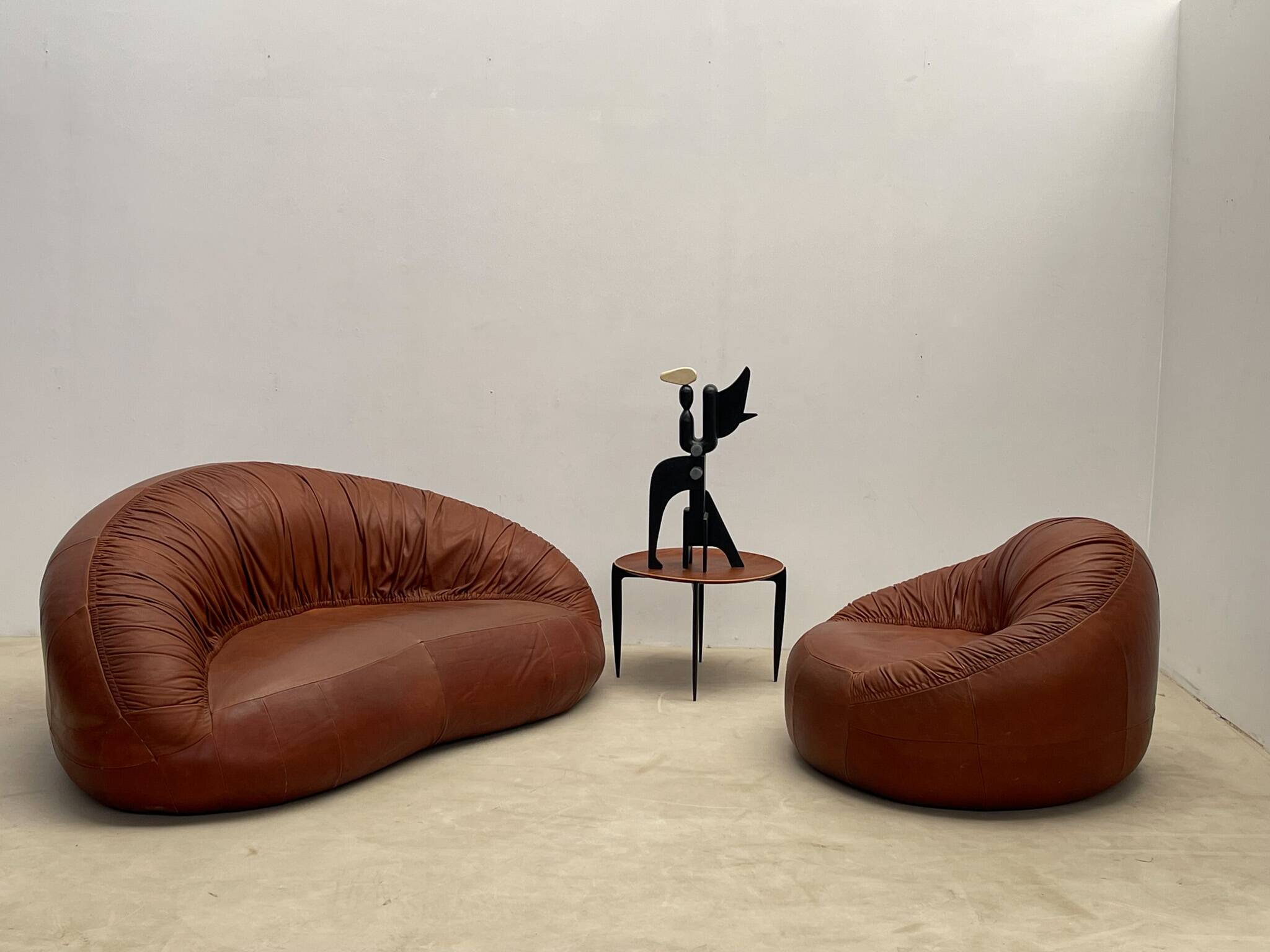 Canapé et fauteuil en cuir Pangolin par Egg Designs