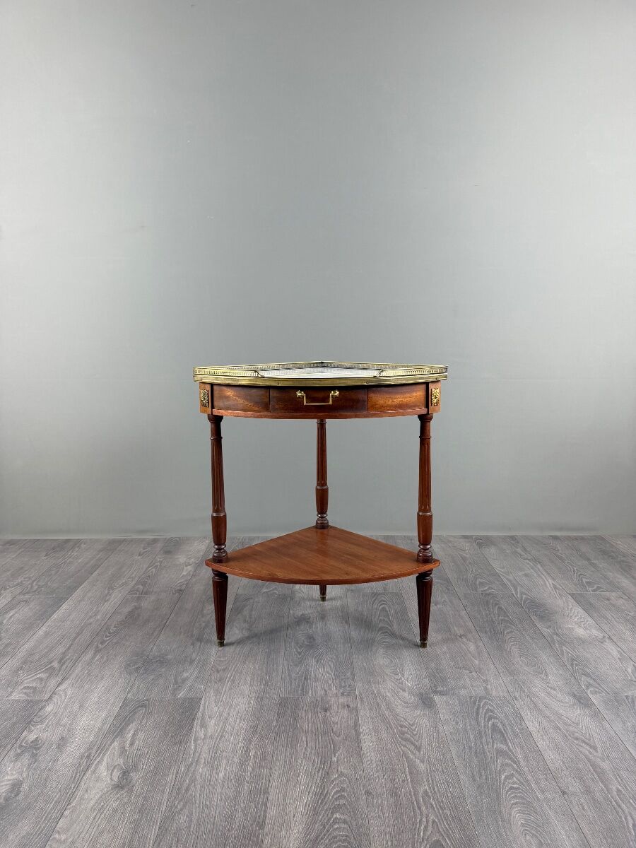 Table d’appoint d’angle de style Louis XVI, XIXe siècle