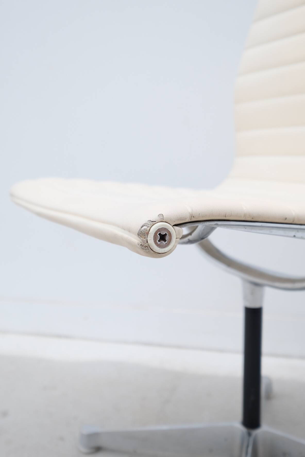 Charles & Ray Eames "EA 105" chairs for Herman Miller in leather, 1970