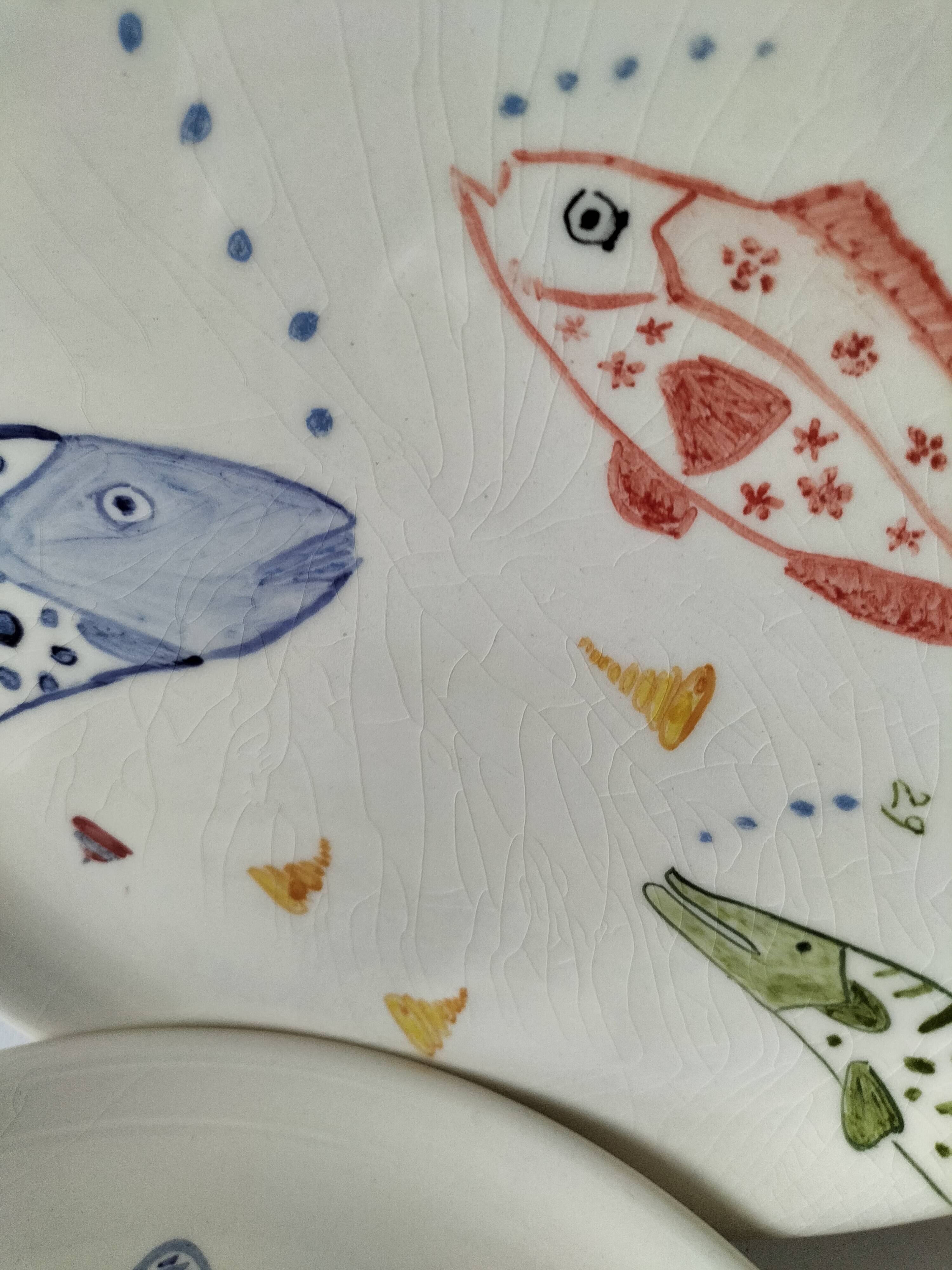 Set of two large ceramic plates – fish "head to tail" design