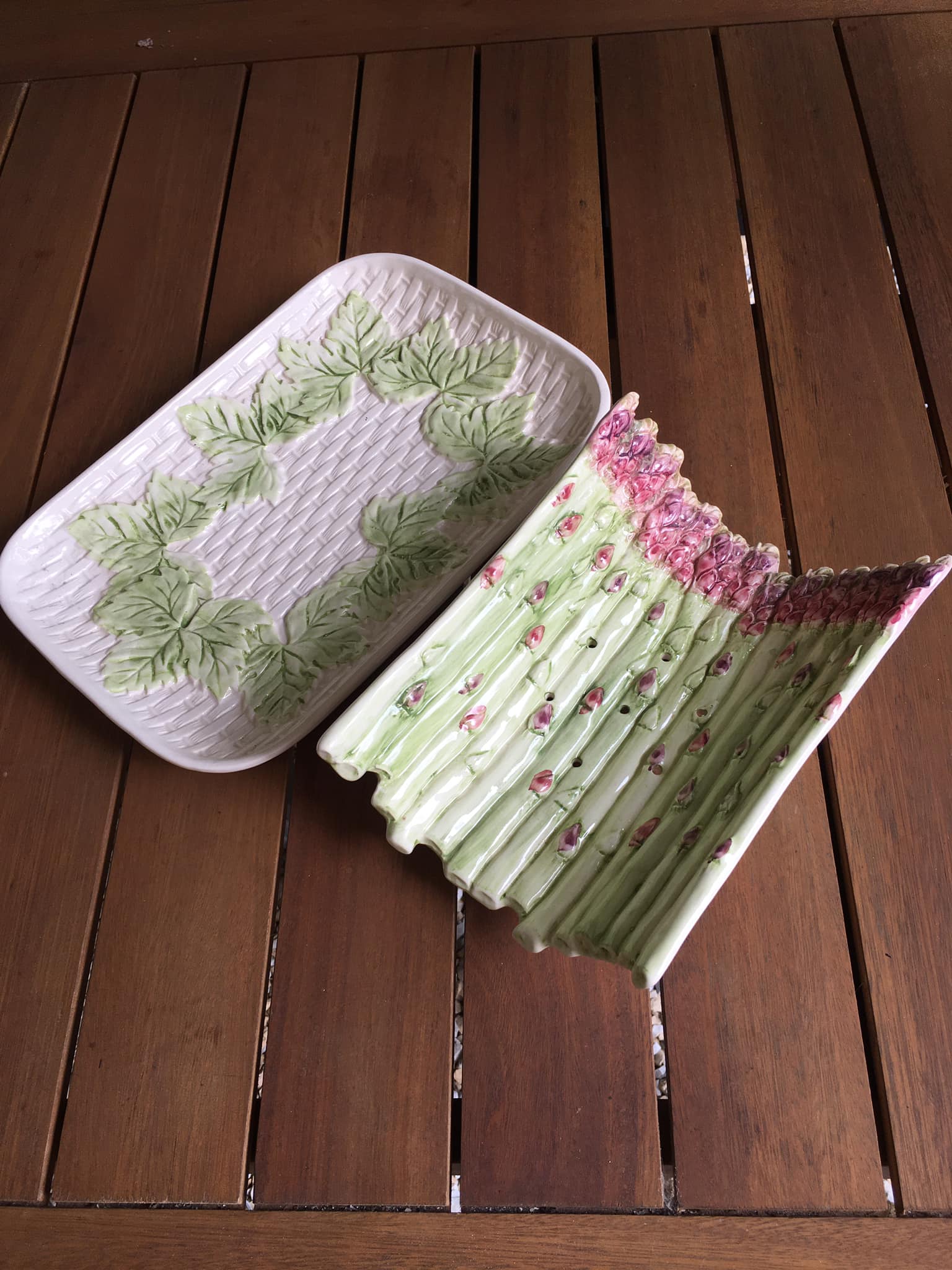 Service à asperges composé d’un plat et son égouttoir en barbotine. Estampillé FG