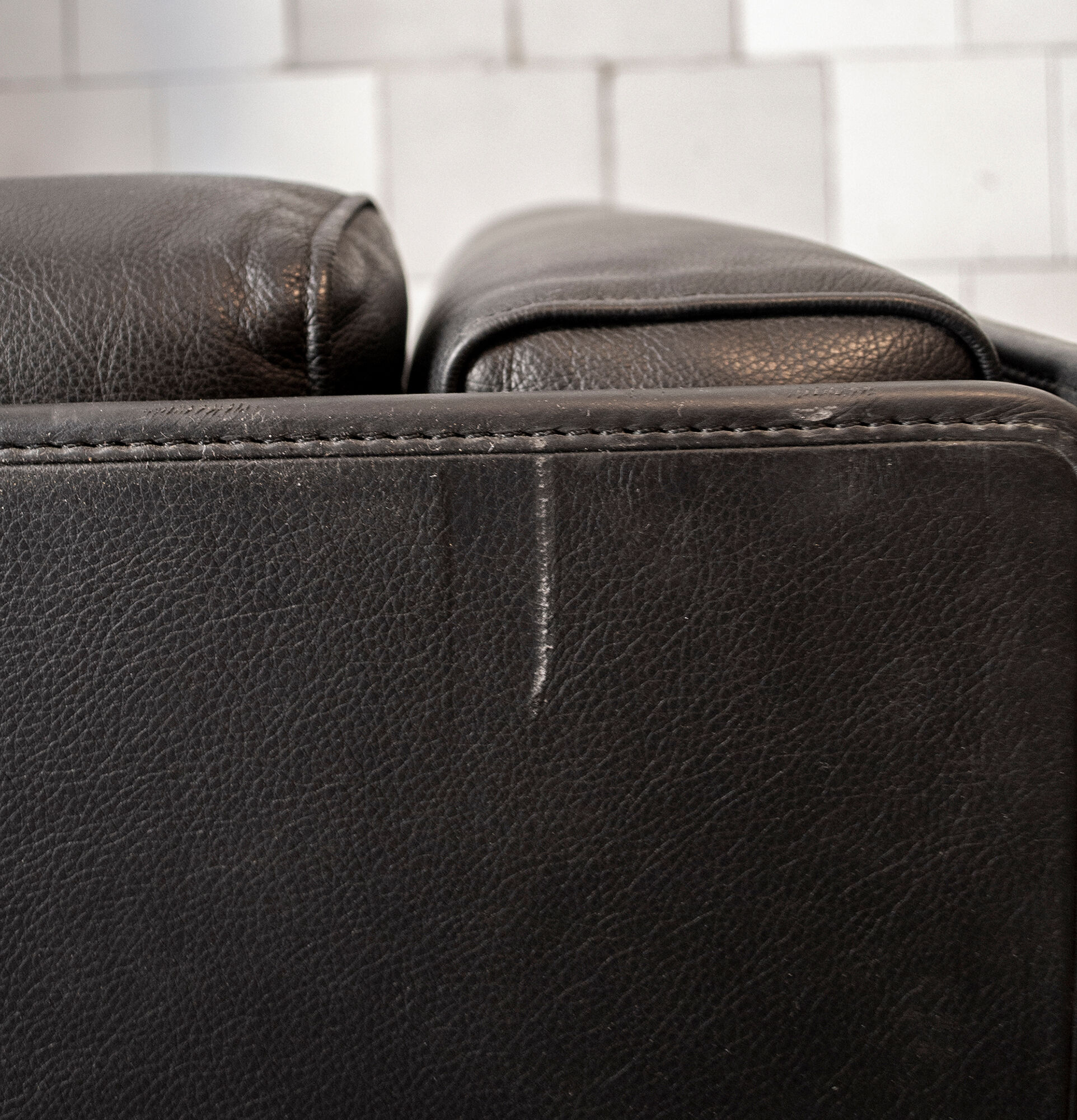 Pair of leather and leather armchairs by Zanotta Italia Anni '80