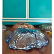 6 assiettes en forme de feuille en verre pressé Arlequin, milieu XXème