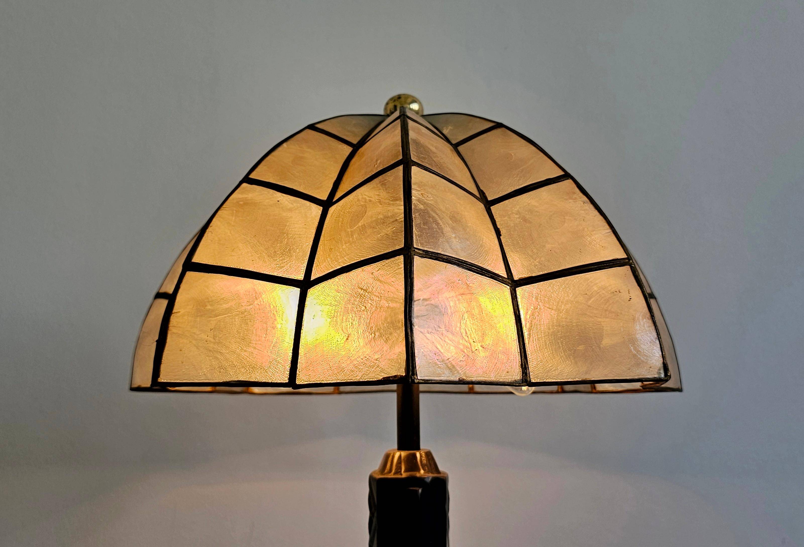 Lampe de table Art Déco tardive en bronze avec abat-jour coquille Capiz années 1950
