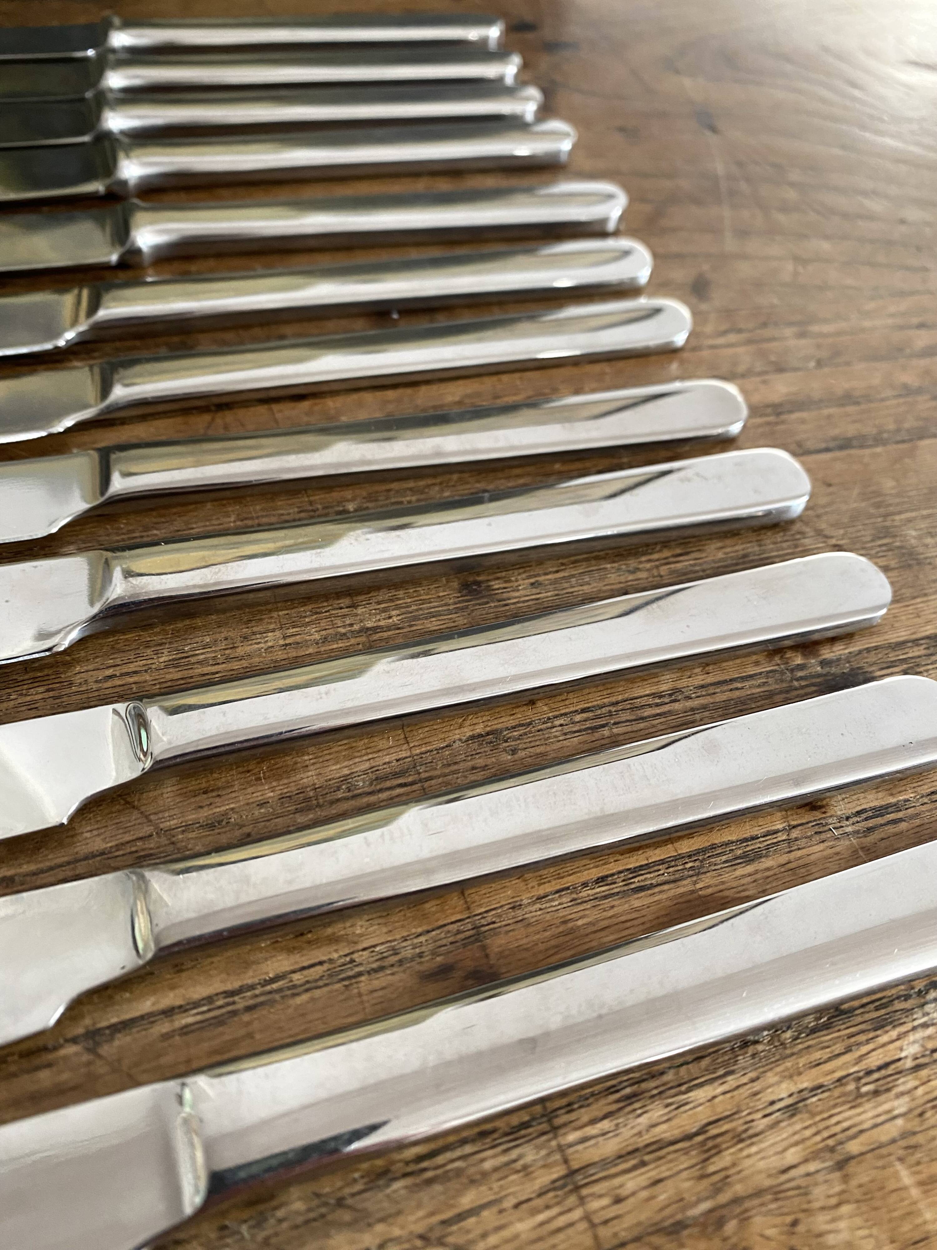 Couteaux vintage en inox dans boite