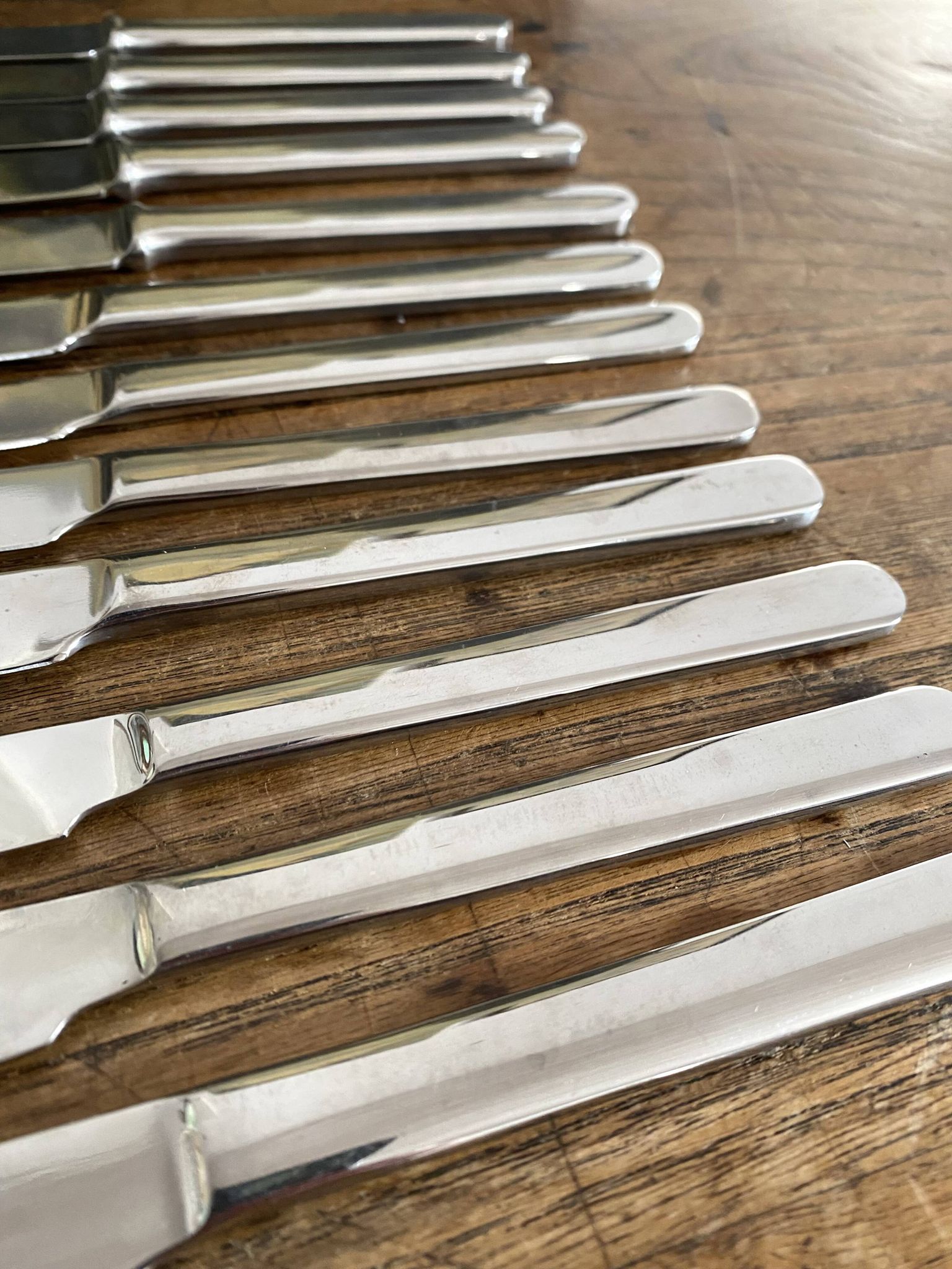Couteaux vintage en inox dans boite