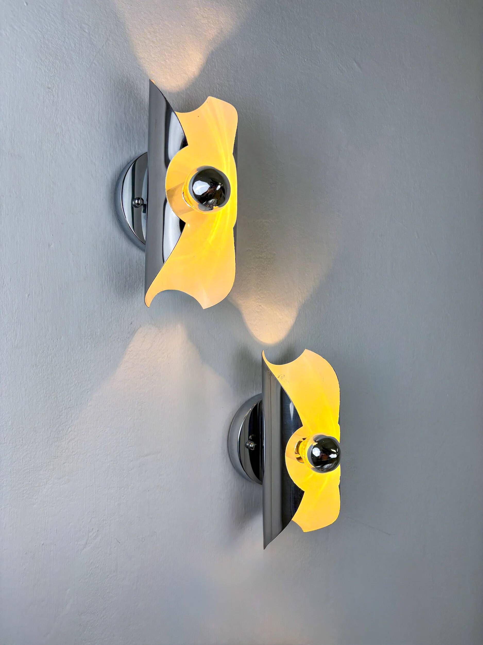 Pair of "folio" wall lights, space age, chromed metal, Italy, circa 1970s