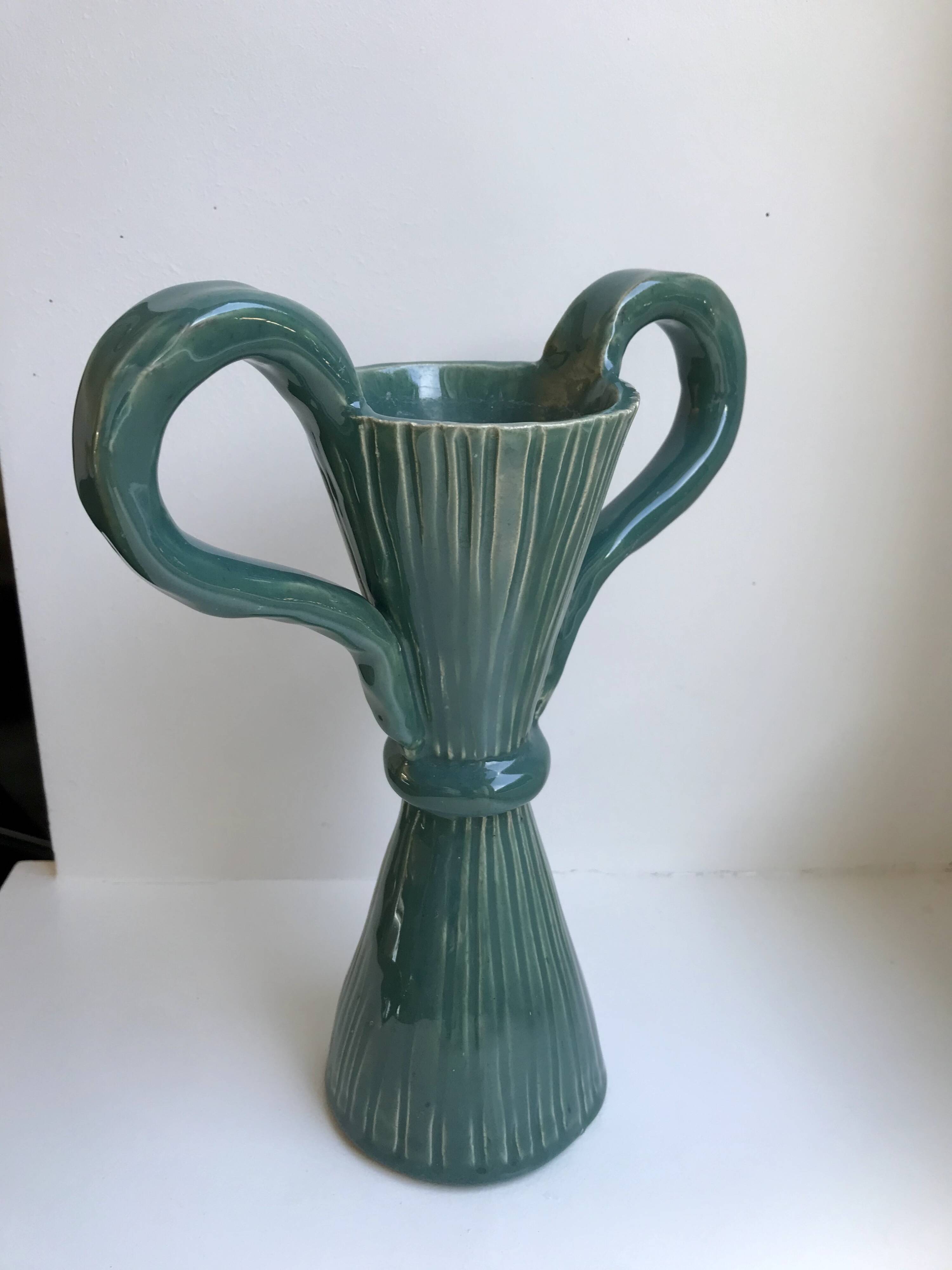 Vase avec anse en céramique poterie signé bleu céladon années 70