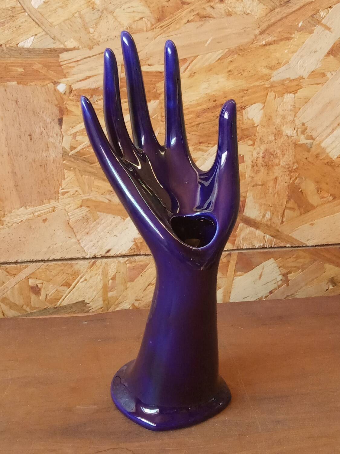 Hand-shaped ring holder with soliflore in blue ceramic