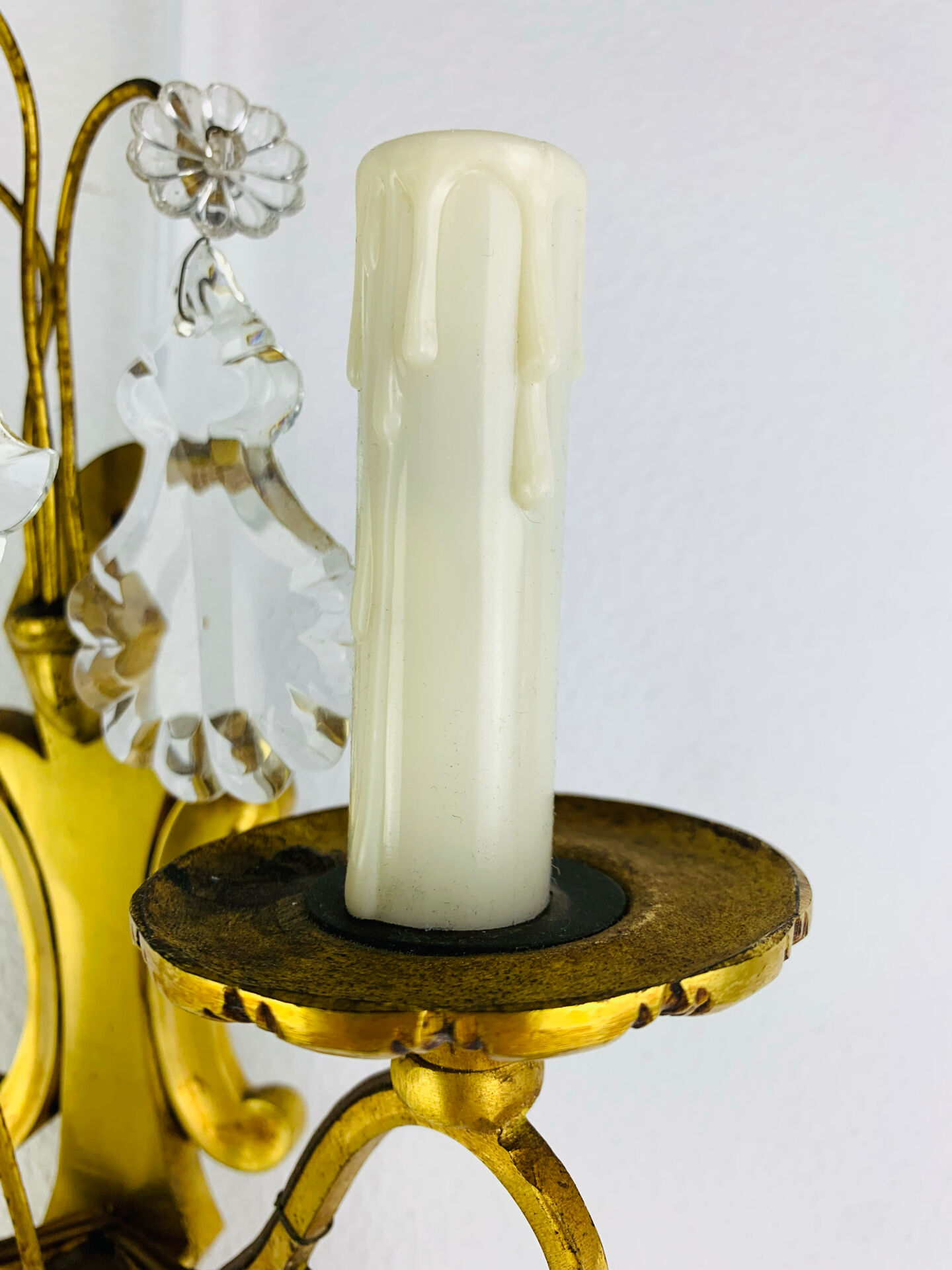 Bronze wall light with rococo style Louis XV pendants.