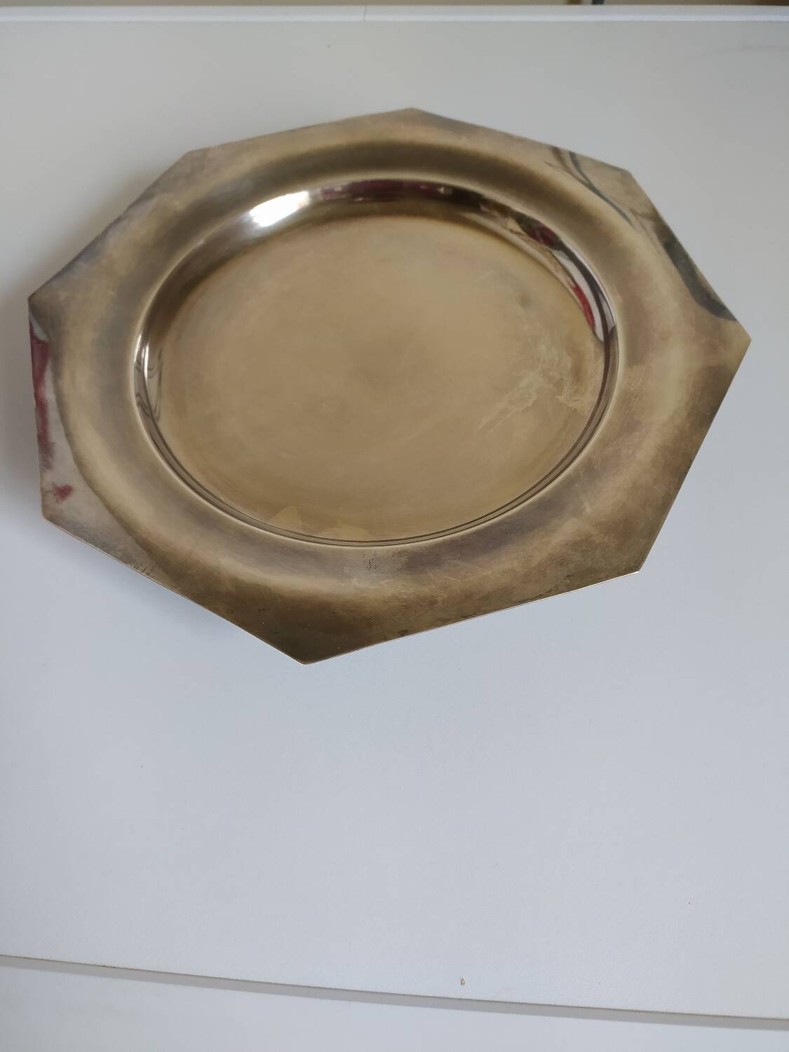 Assiette argentée sur pied.