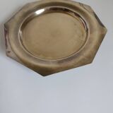 Assiette argentée sur pied.