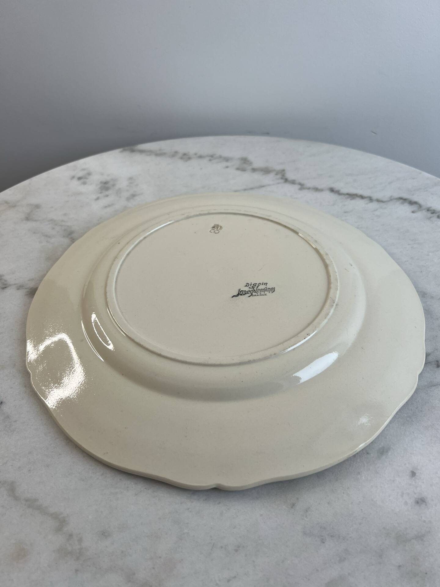 Sarreguemines Digoin — Ivory presentation plate, scalloped edge