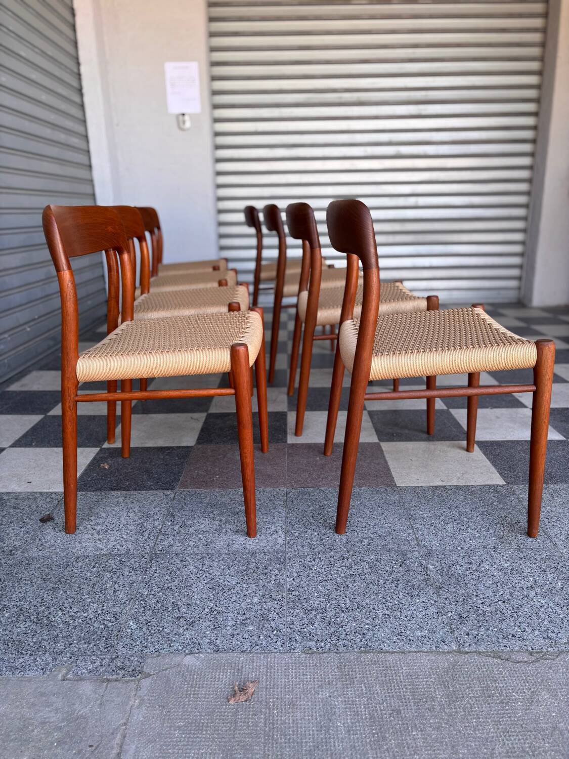 Série de 8 chaises Møller 75