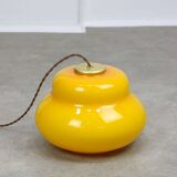 Lampe à suspension italienne du milieu du siècle en verre jaune et laiton
