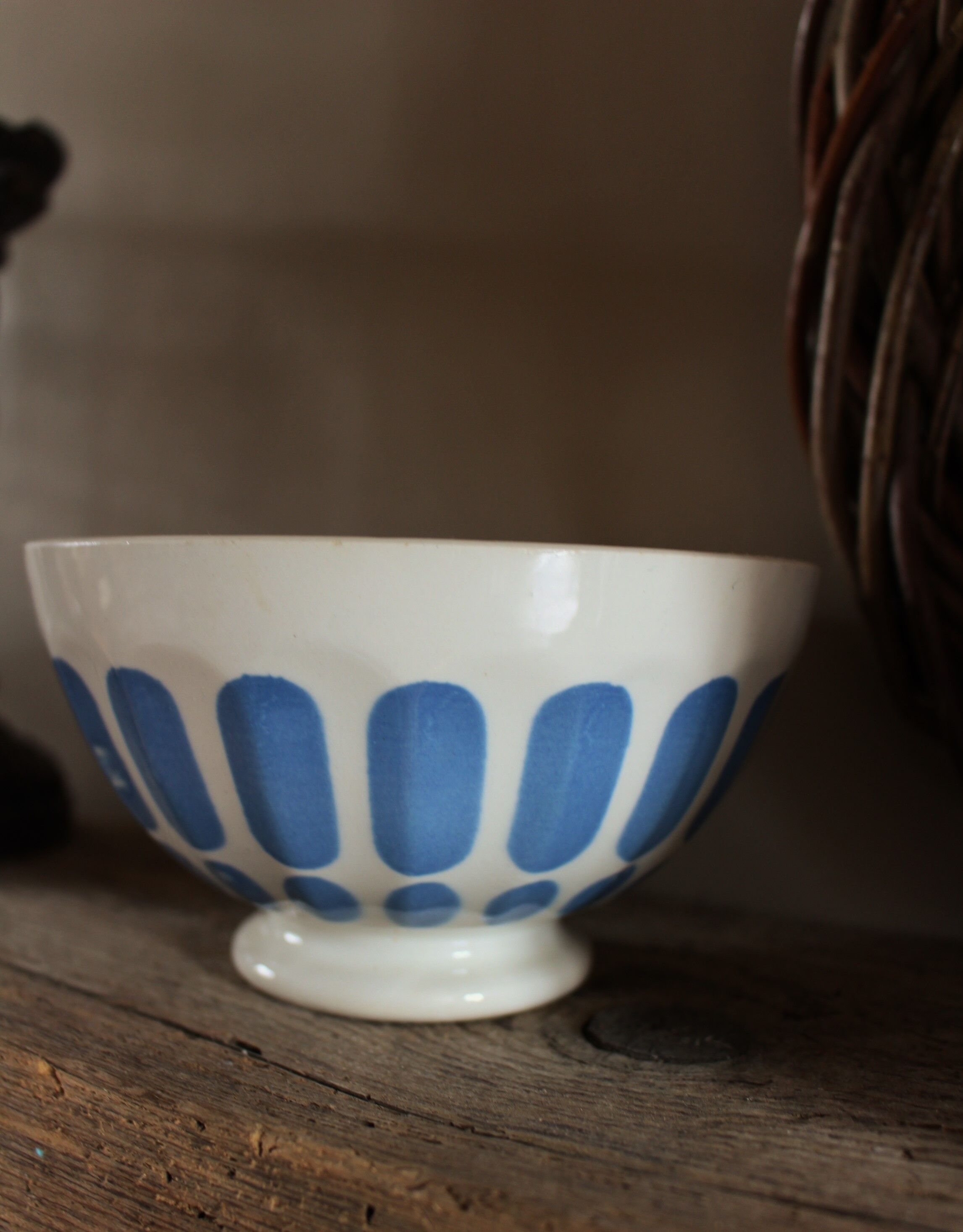 Bol Digoin Sarreguemines pastilles bleu faïence sur pied