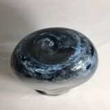 Vase ancien verre multicouche bleu, intérieur blanc vintage
