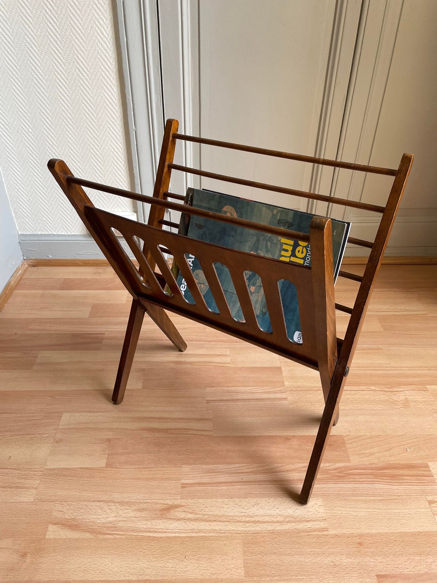 Foldable Scandinavian magazine holder