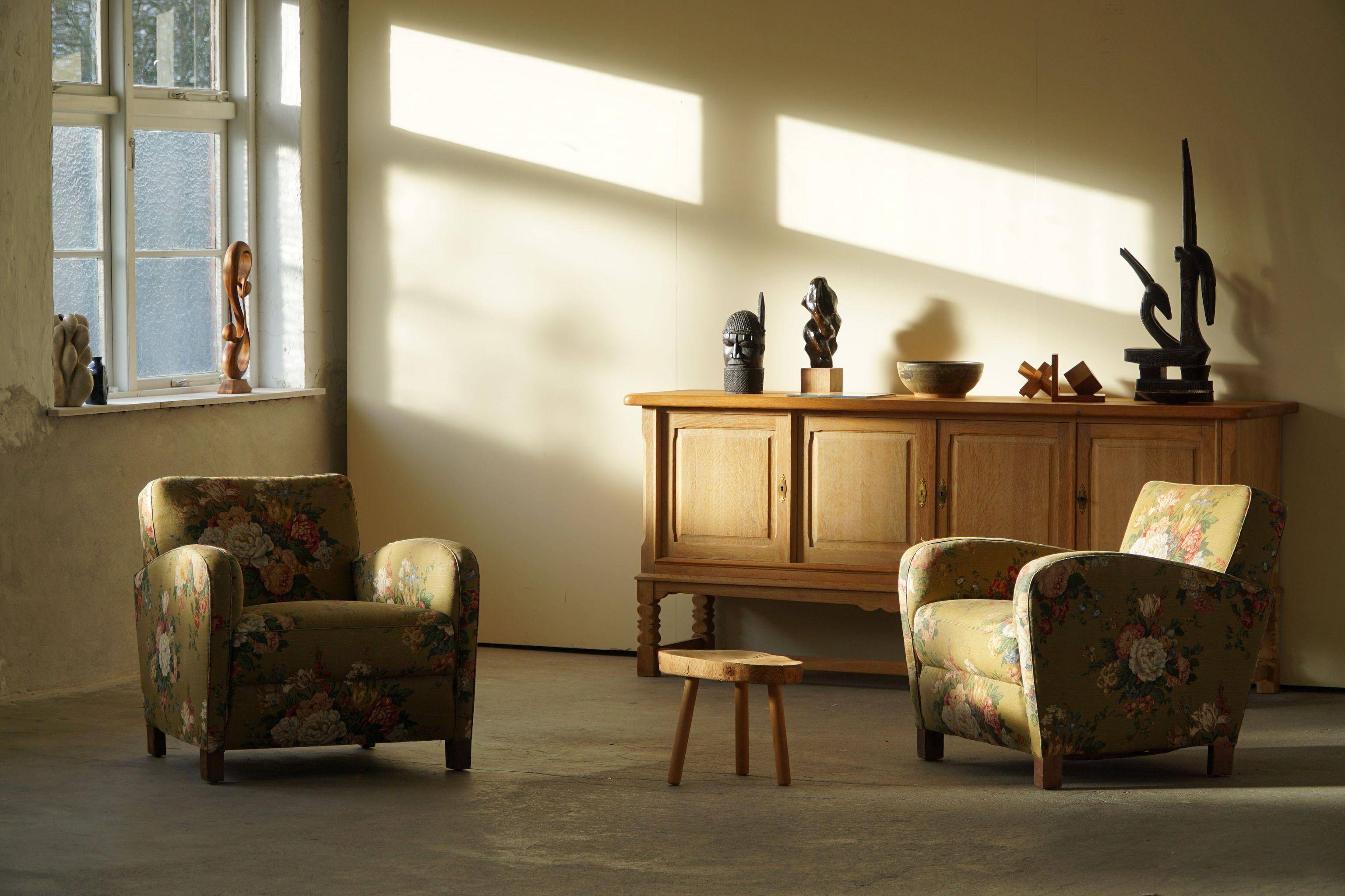 Modern Danish pair of curved lounge chairs, original fabric, Fritz Hansen, 1940.