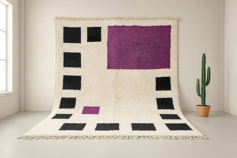 Off-white rug with geometric patterns, 200cm x 250cm