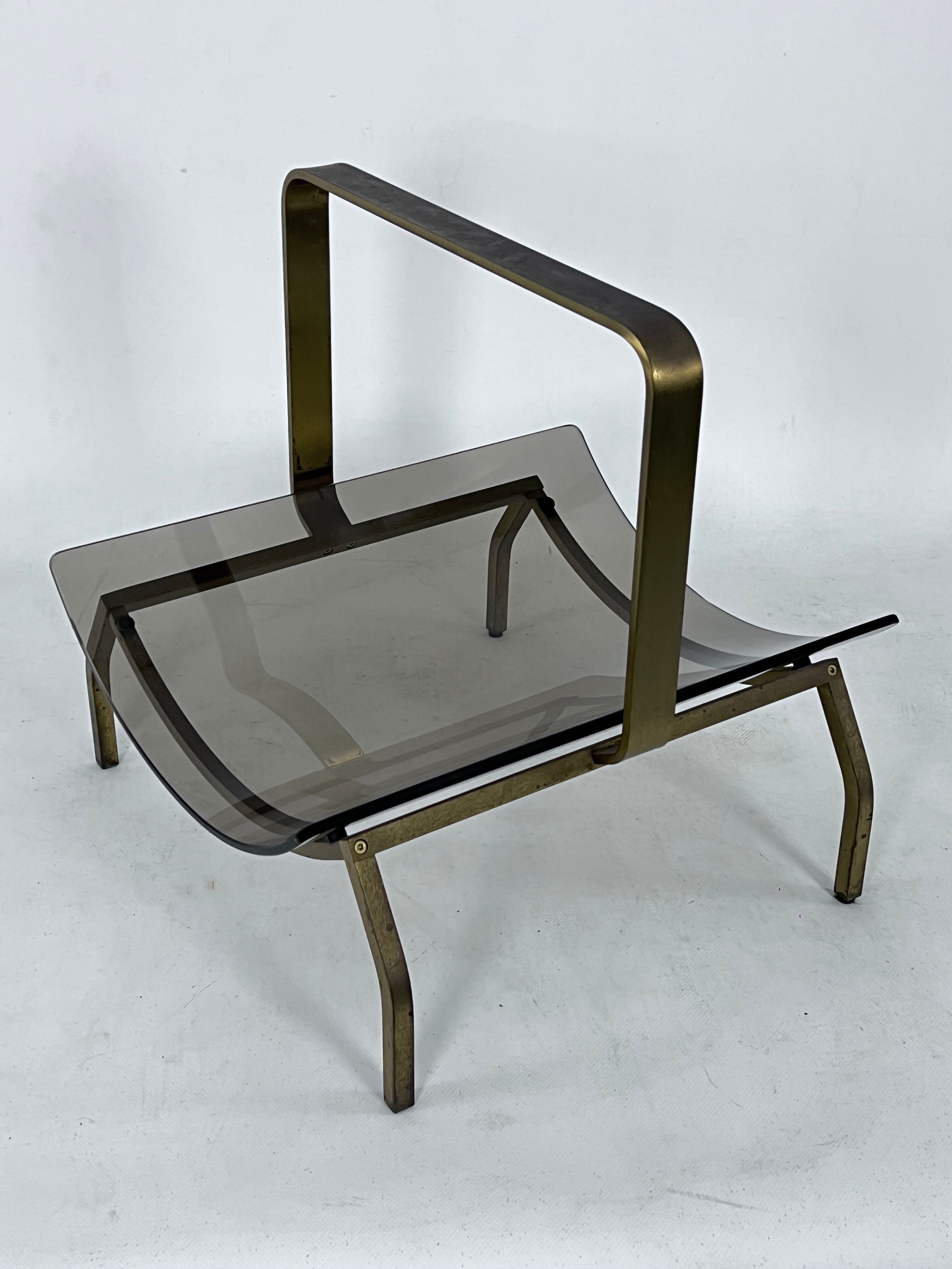 Fontana Arte, Mid-Century brass and curved glass magazine holder. Italy 1960s