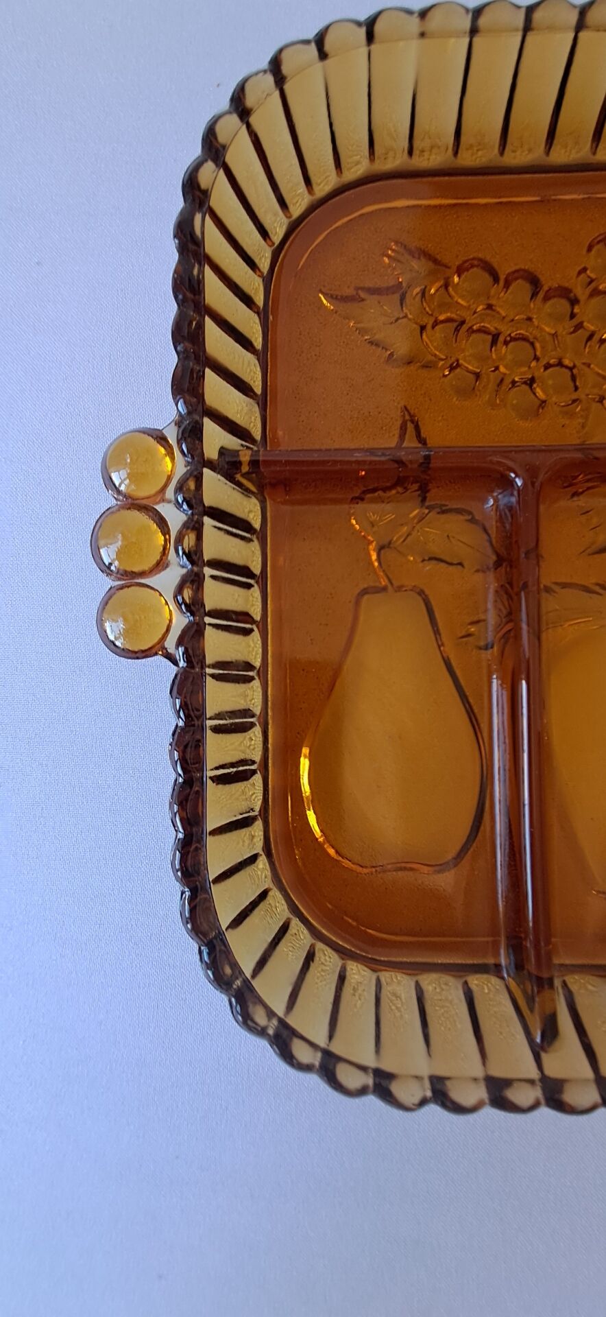 Plateau à compartiments. Verre ambré.  Années 70