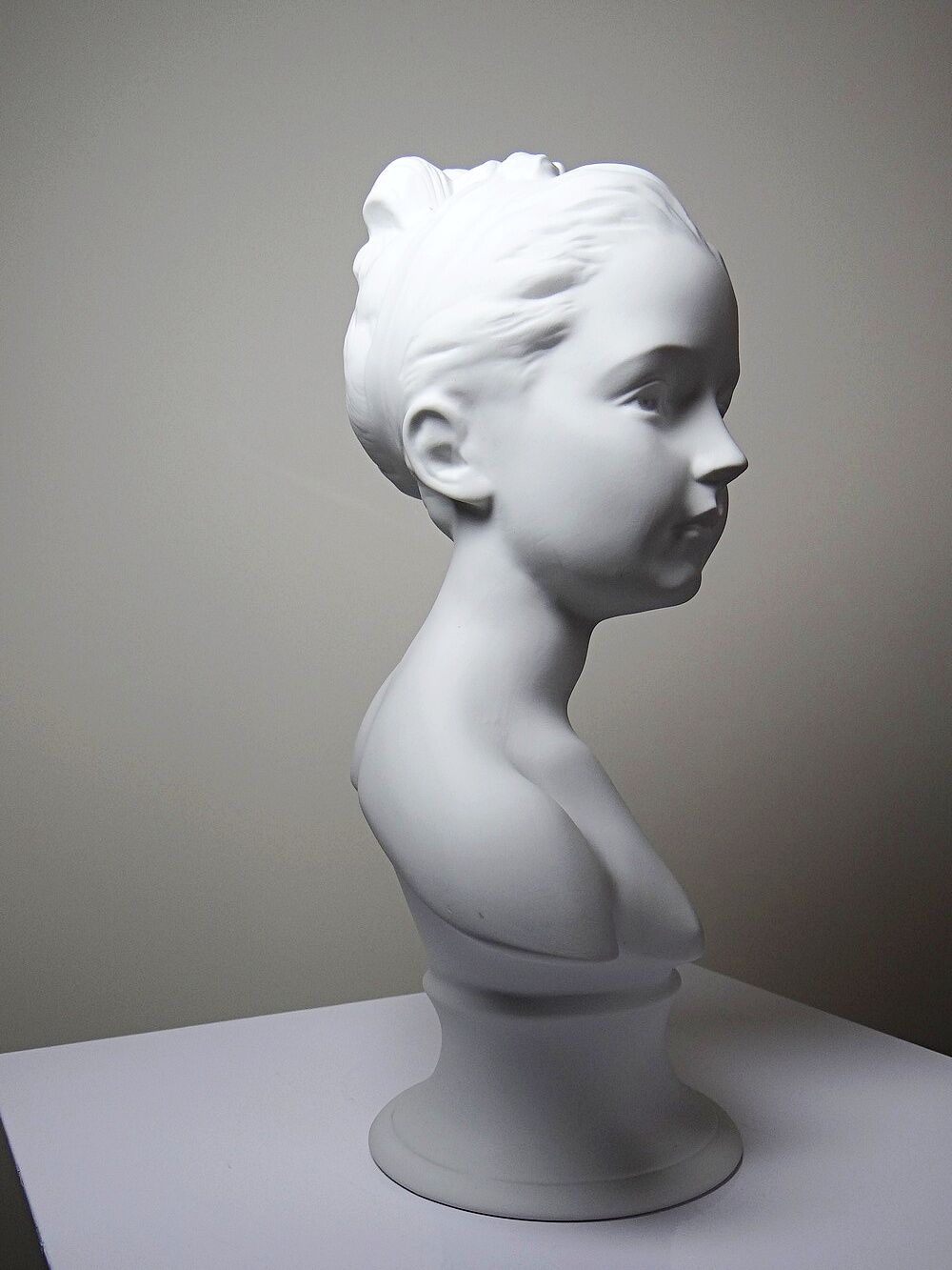Bust of Louise Brongniart after Houdon, white biscuit Tharaud Limoges 20th century.