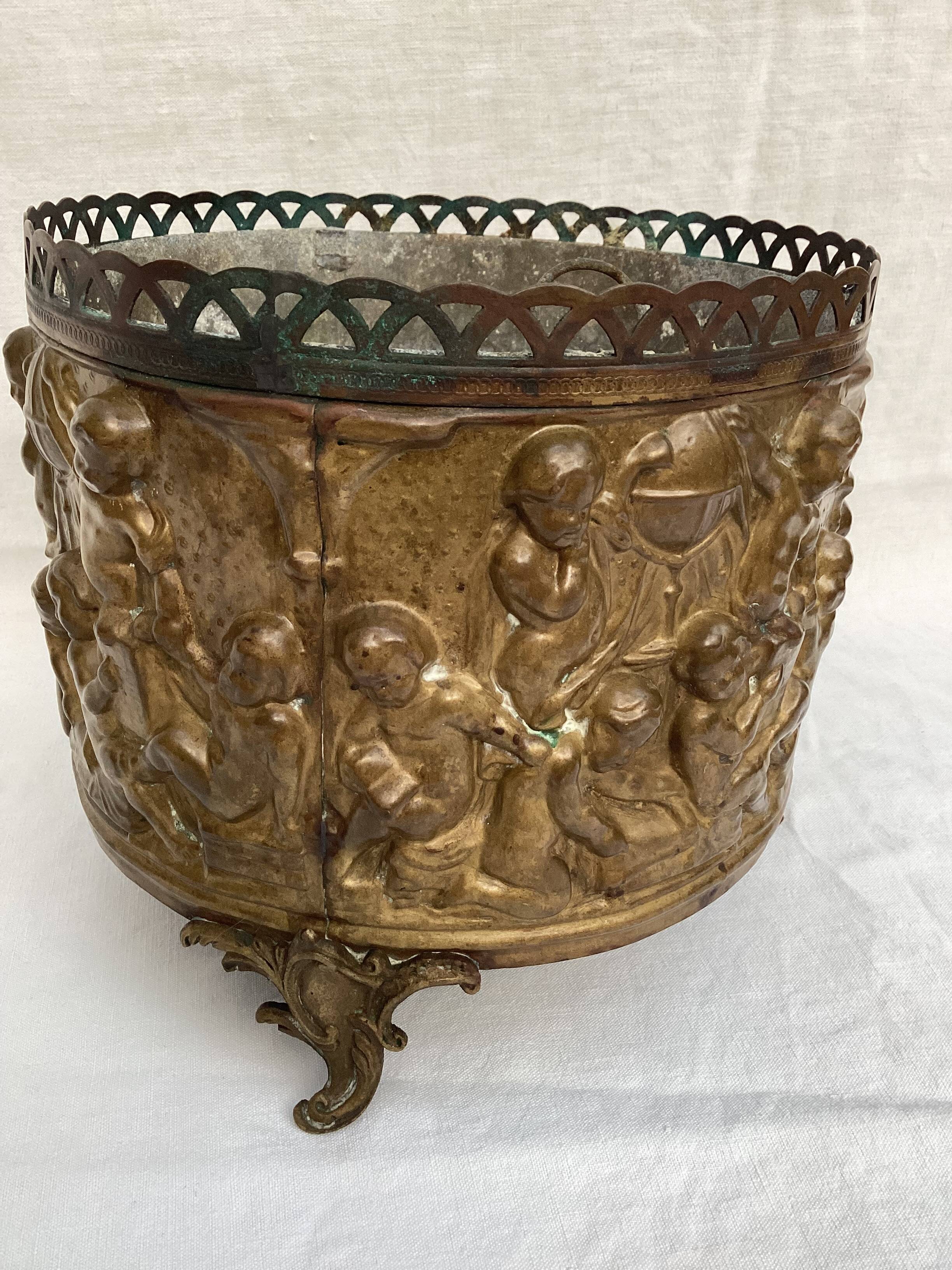 Old hidden pot in copper and zinc dimension: height -9 cm- diameter -0.5cm-