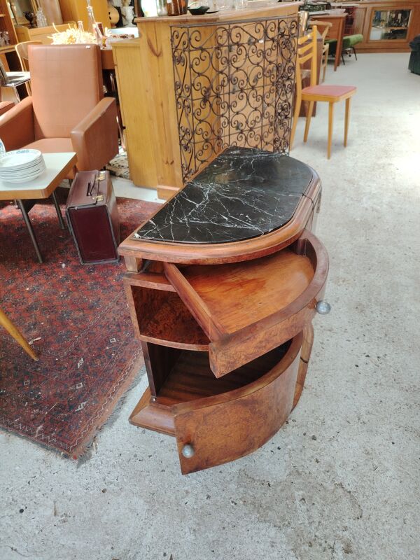 Paire de chevets demi-lune Art Déco en ronce de noyer et marbre noir