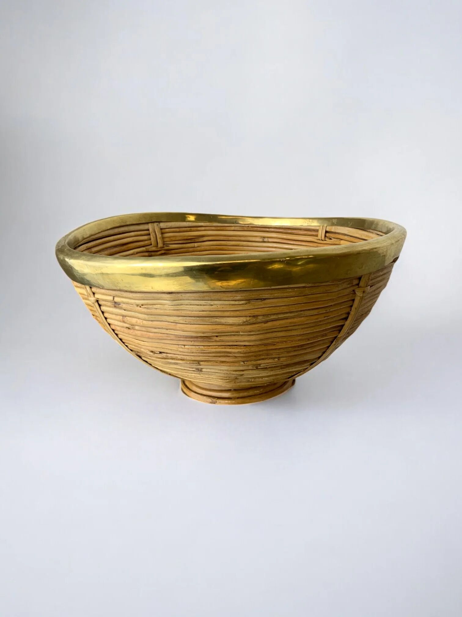 Panier circulaire en rotin et laiton, Italie, années 1970