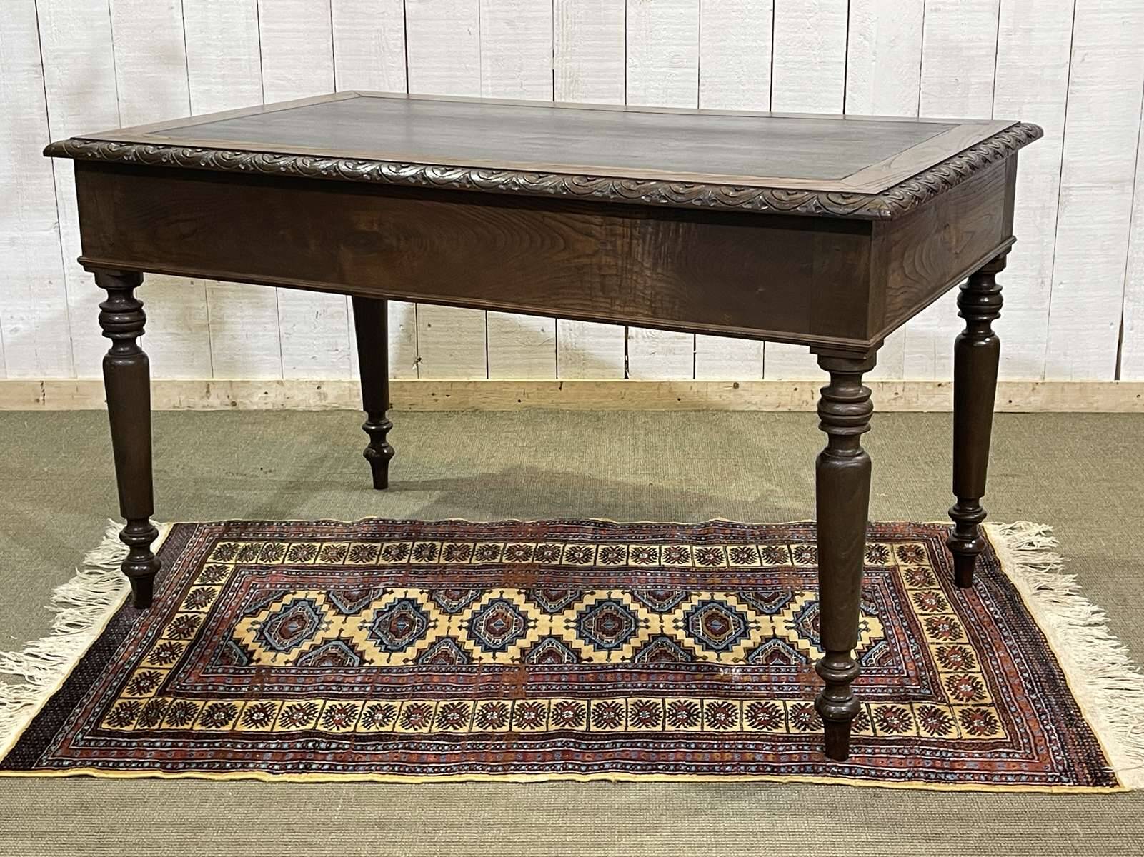 Breton desk in chestnut wood from the early 20th century.