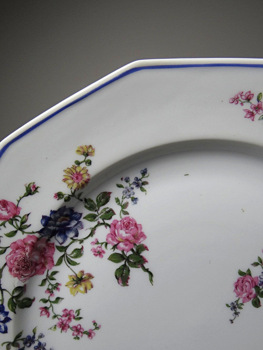 4 flat plates by Bernardaud, Limoges porcelain, floral decoration from the 1920s to 1950s.