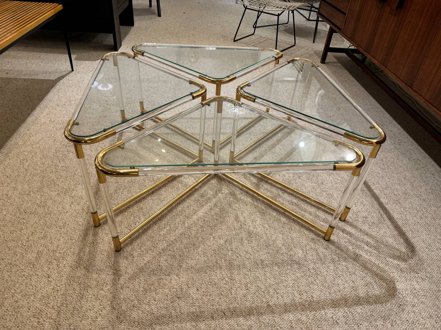 Coffee table and its 4 associated nesting tables in plexiglass and gold metal