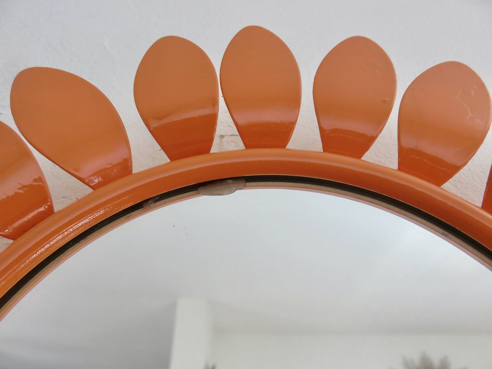 Grand miroir "fleur" 1970 en métal orange