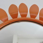 Grand miroir "fleur" 1970 en métal orange