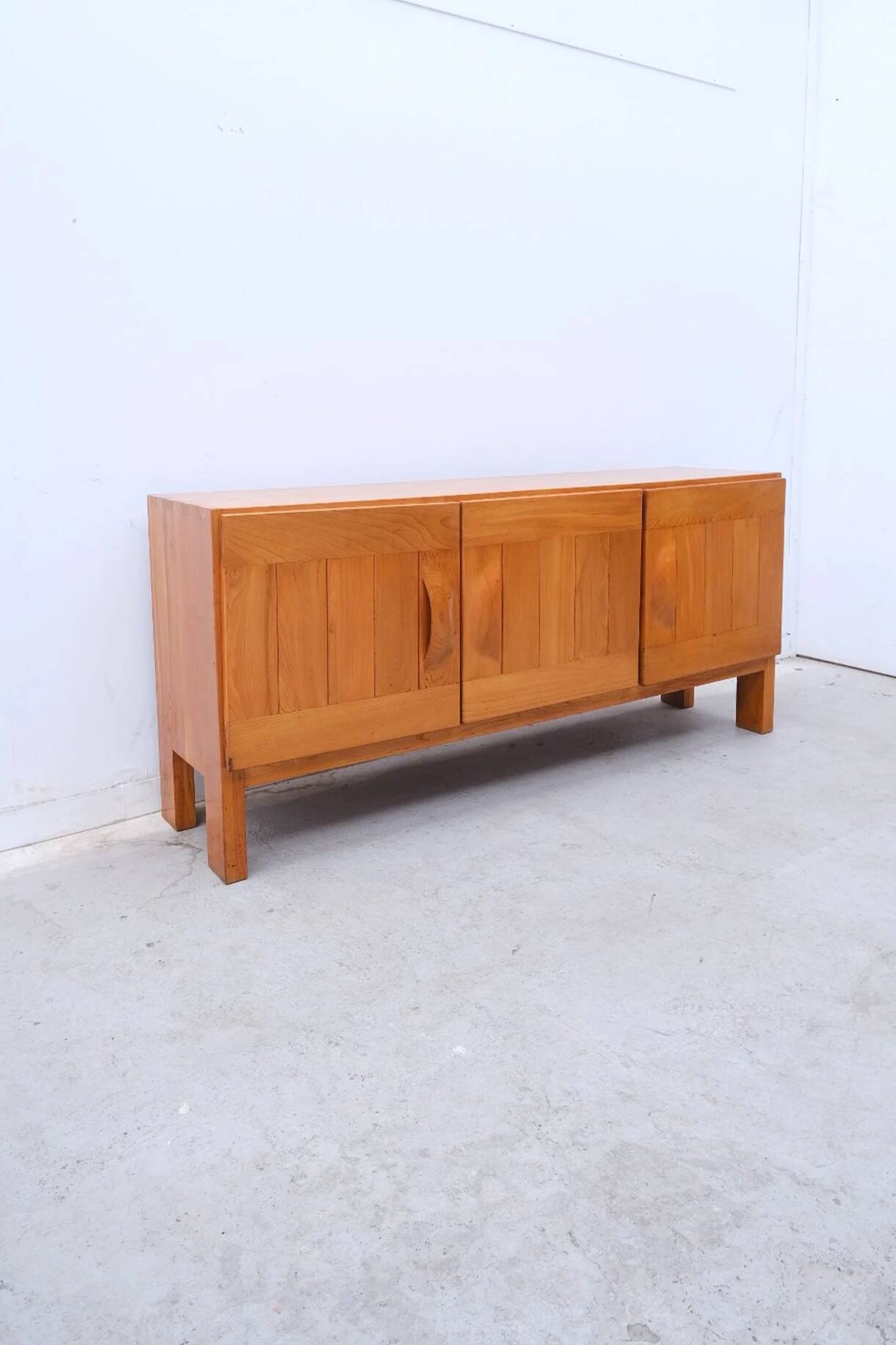 Enfilade Maison Regain en orme massif, France 1970