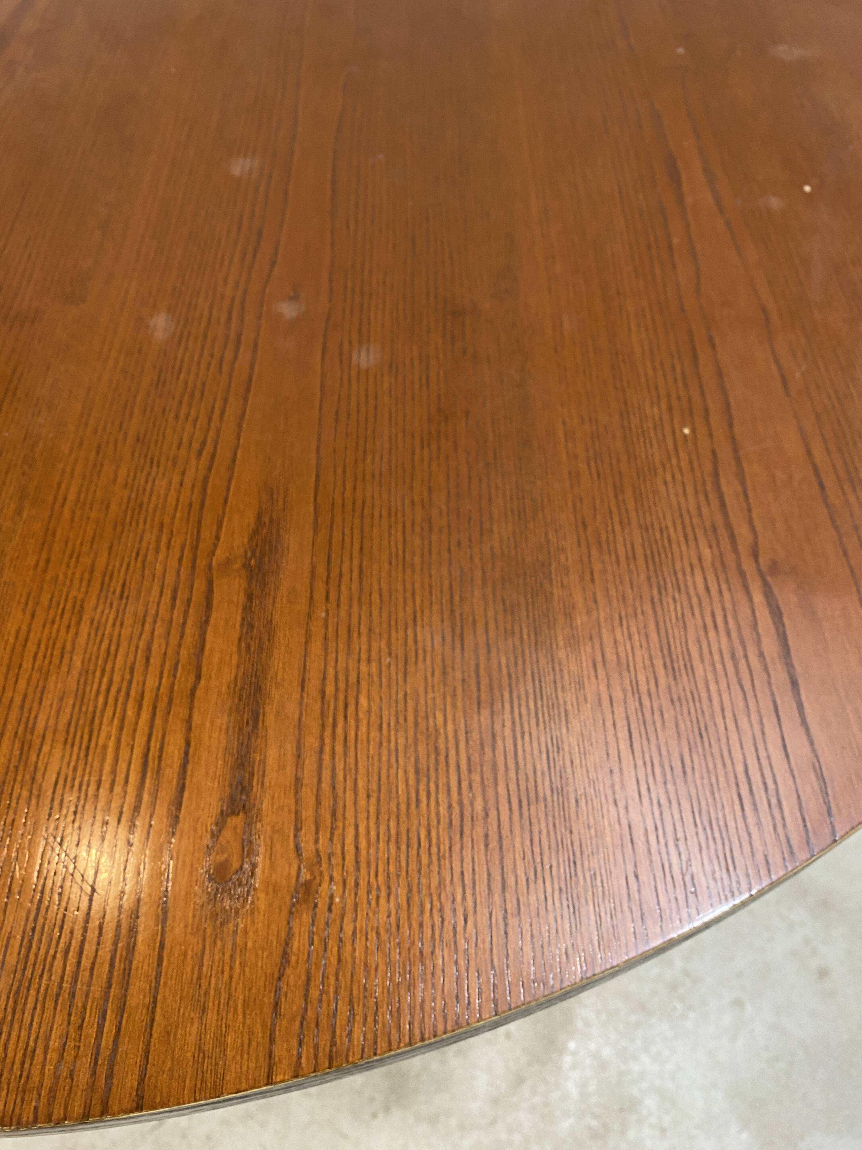 Round table by Giancarlo Piretti, Castelli edition