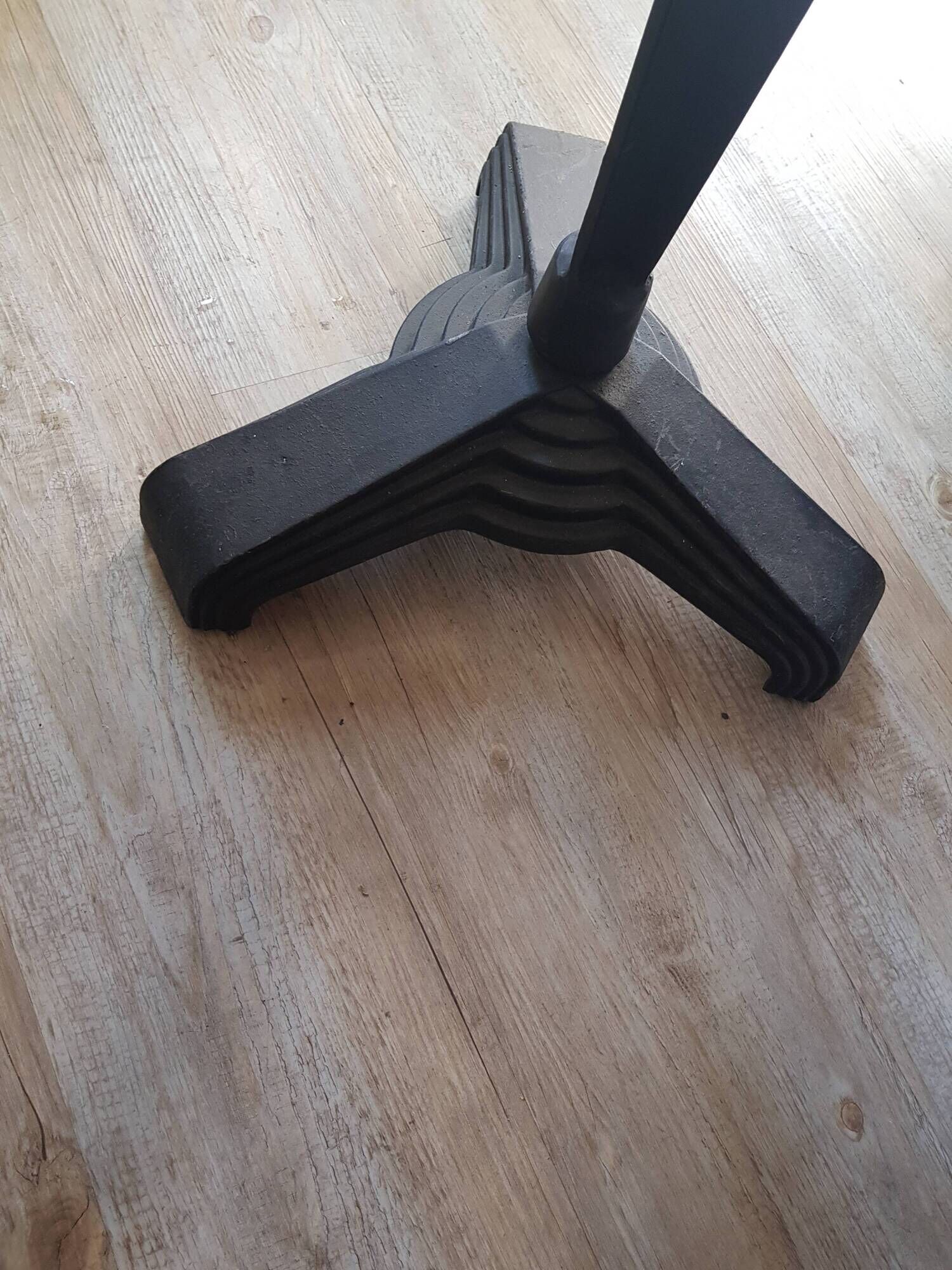 Table bistrot émaillée avec cerclage de cuivre et pieds en fonte