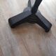 Table bistrot émaillée avec cerclage de cuivre et pieds en fonte