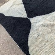 Moroccan rug in natural wool 250cm x 150cm