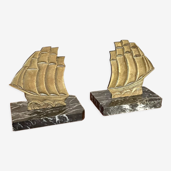 Paire de serres-livres bateaux à voile en bronze et socle en marbre